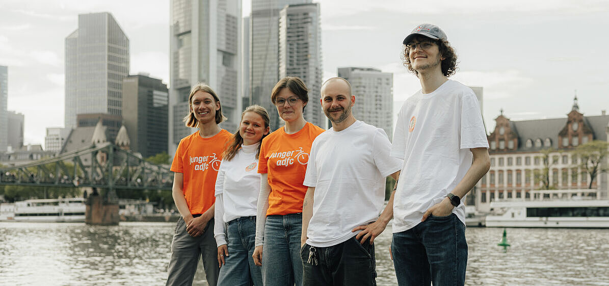 Der Bundesjugendvorstand des Jungen ADFC: Sebastian Vogel, Lilia Vogt, Lena Adam, Norman Kleist, Elija König (v.l.n.r.) (nicht im Bild: Lena Becker). Der Bundesjugendvorstand des Jungen ADFC: Sebastian Vogel, Lilia Vogt, Lena Adam, Norman Kleist, Elija König (v.l.n.r.) (nicht im Bild: Lena Becker).